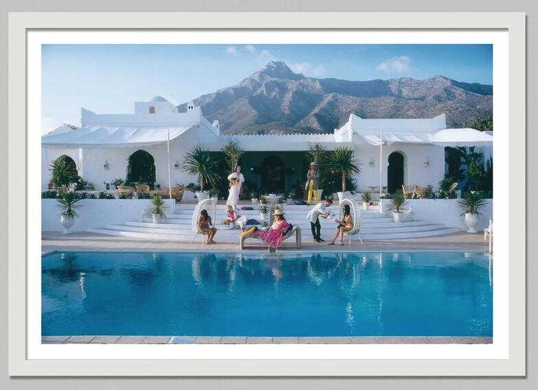 Retro Poolside Host Luxury Lif - Luxury Lifestyle Living recension och pris